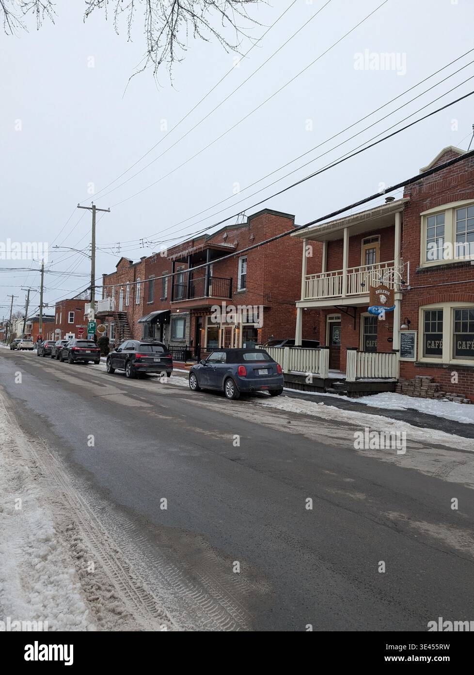 Straßen der Terrebonne - eine Stadt in der Nähe von Montreal mit schöner alter Architektur und Erholungsparks. Terrebonne, Quebec, Kanada - Smartphone-aufgenommenes Stockfoto