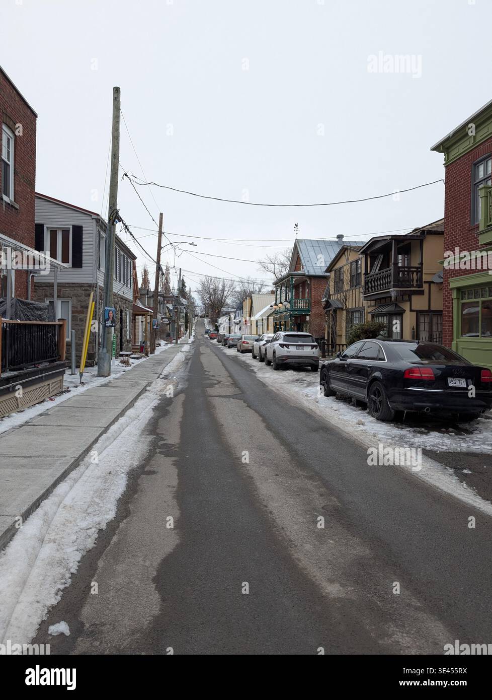 Straßen der Terrebonne - eine Stadt in der Nähe von Montreal mit schöner alter Architektur und Erholungsparks. Terrebonne, Quebec, Kanada - Smartphone-aufgenommenes Stockfoto