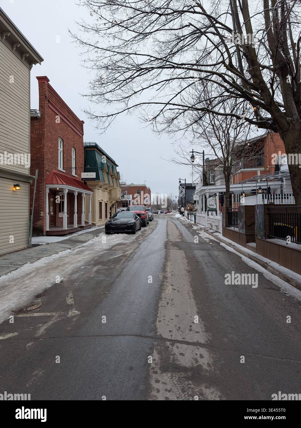 Straßen der Terrebonne - eine Stadt in der Nähe von Montreal mit schöner alter Architektur und Erholungsparks. Terrebonne, Quebec, Kanada - Smartphone-aufgenommenes Stockfoto