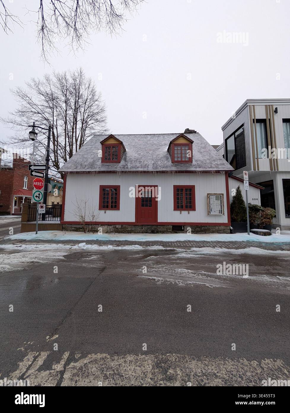 Straßen der Terrebonne - eine Stadt in der Nähe von Montreal mit schöner alter Architektur und Erholungsparks. Terrebonne, Quebec, Kanada - Smartphone-aufgenommenes Stockfoto