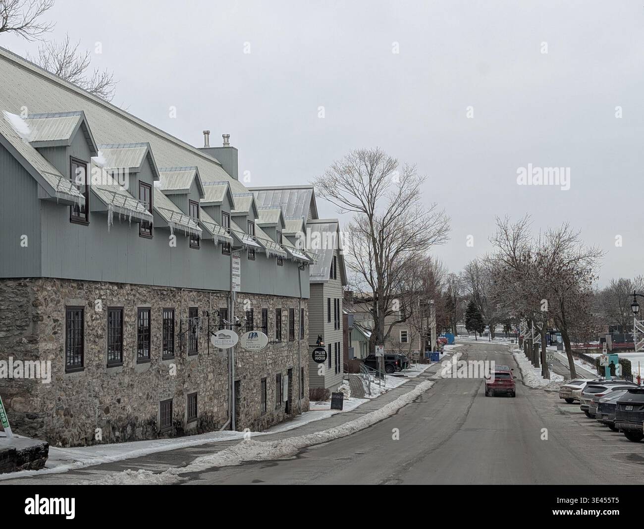 Straßen der Terrebonne - eine Stadt in der Nähe von Montreal mit schöner alter Architektur und Erholungsparks. Terrebonne, Quebec, Kanada - Smartphone-aufgenommenes Stockfoto