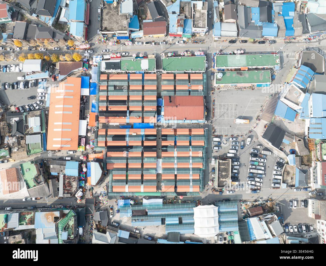 Blick von oben auf einen traditionellen 5-tägigen Markt mit farbenfrohen Dächern in Sunchang, Südkorea Stockfoto