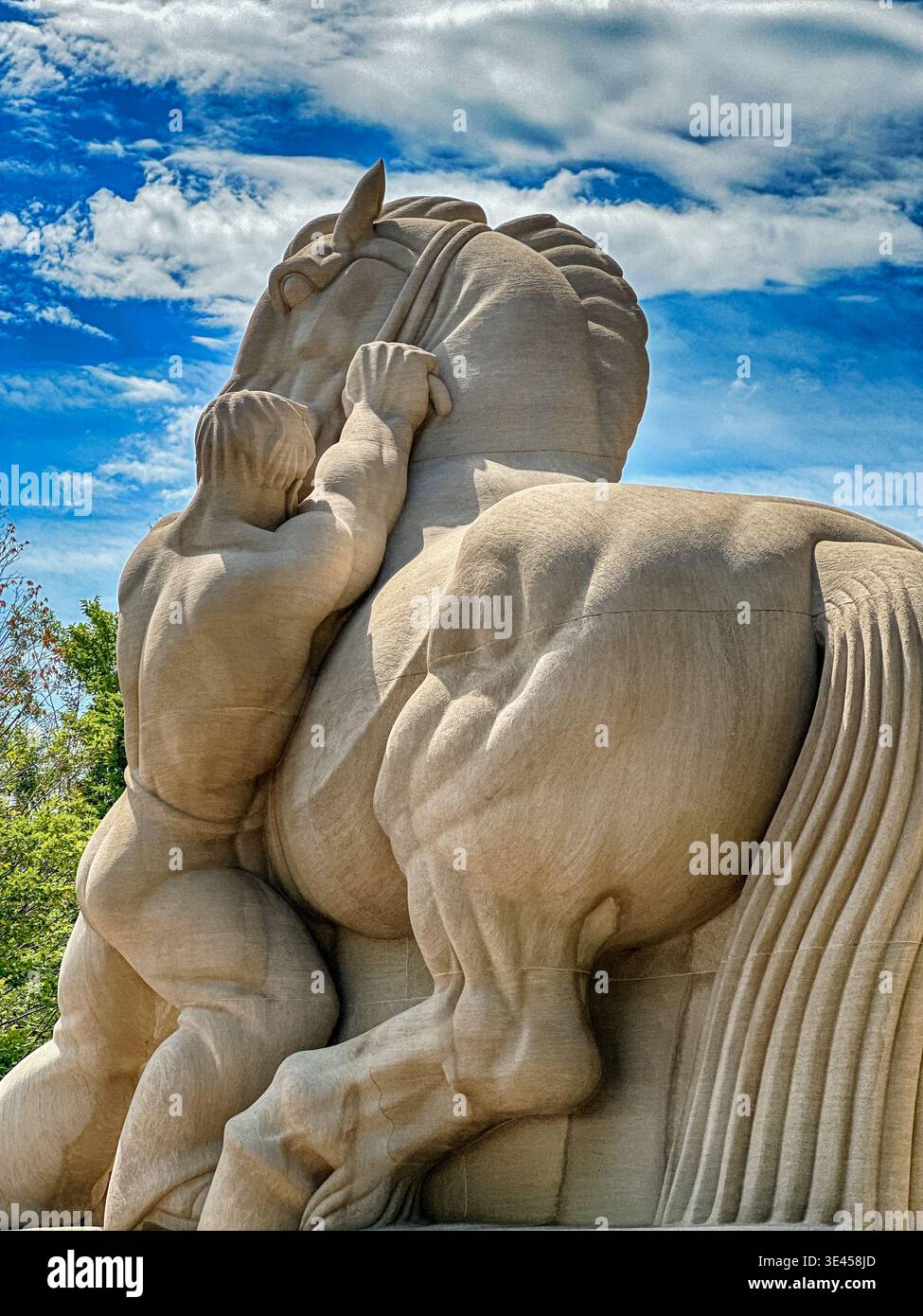 WASHINGTON, DC – 9. JUNI 2024: Die Statue eines Mannes mit einem Pferd vor dem Gebäude der Federal Trade Commission in Washington DC trägt den Titel M Stockfoto