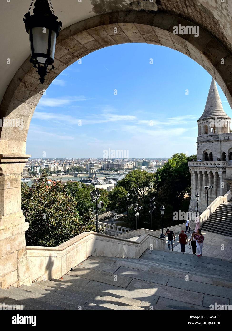 Steinbogen in der Fishermans Bastion, die Donau und Kettenbrücke Budapest umrahmt Stockfoto