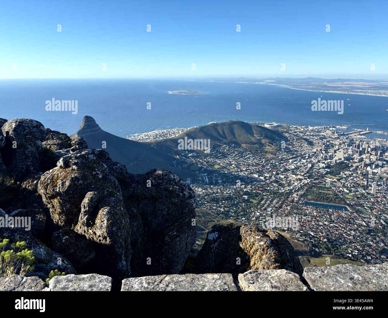Panoramablick auf Kapstadt Lion's Head und Table Bay vom Table Mountain Summit - Smartphone-aufgenommenes Stockfoto