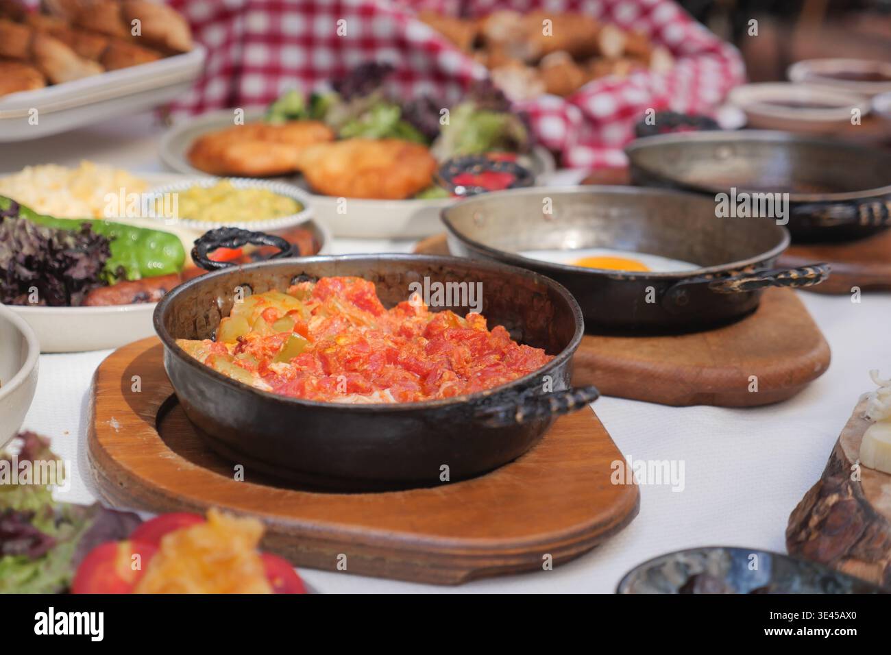 Eine Gruppe türkischer Gerichte wird auf einem Tisch serviert, um mit Freunden und Familie zu essen Stockfoto
