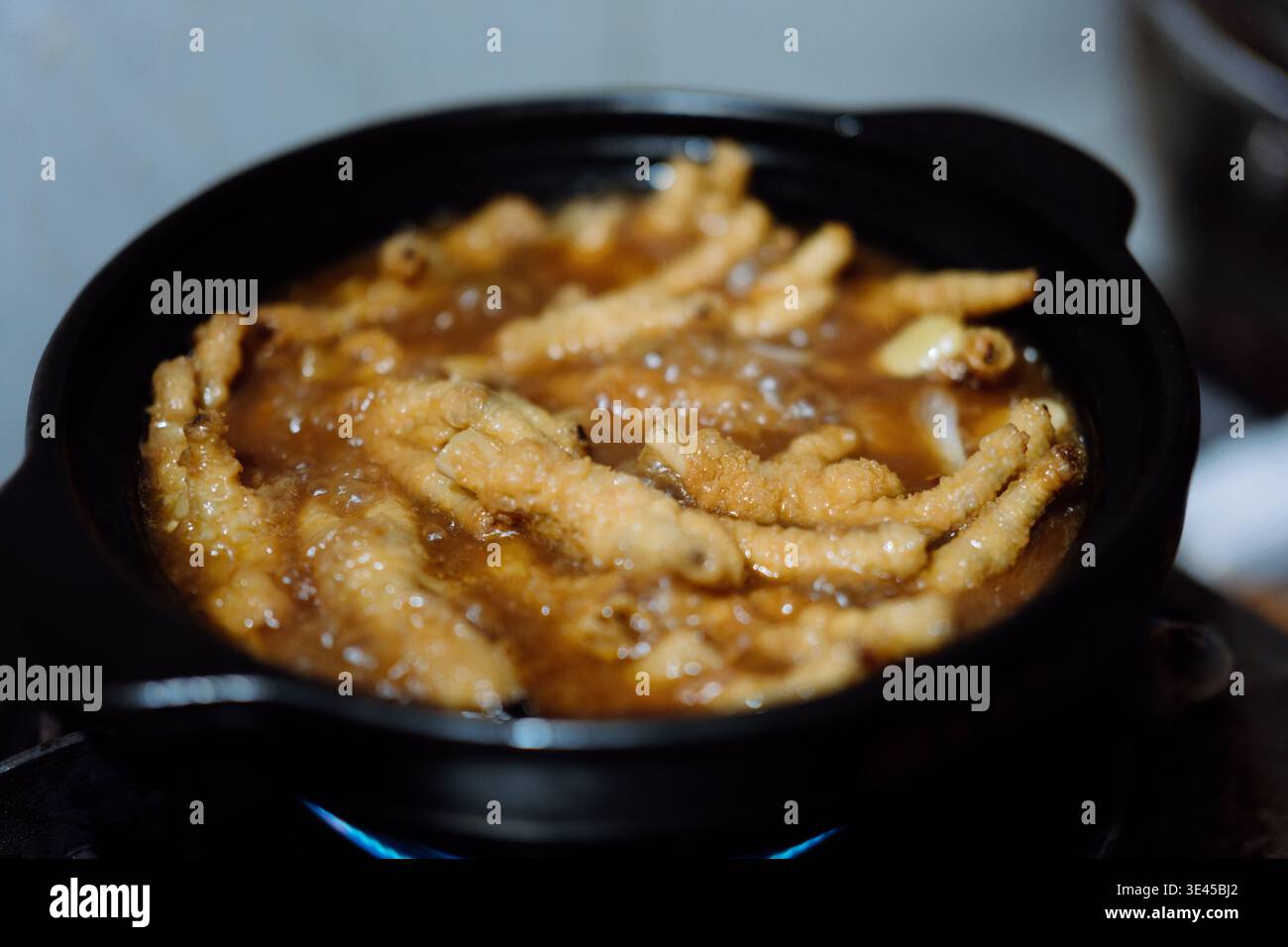 Geschmorte Hähnchenfüße in Tontopf mit Sojasauce, chinesische Küche, Peking Stockfoto