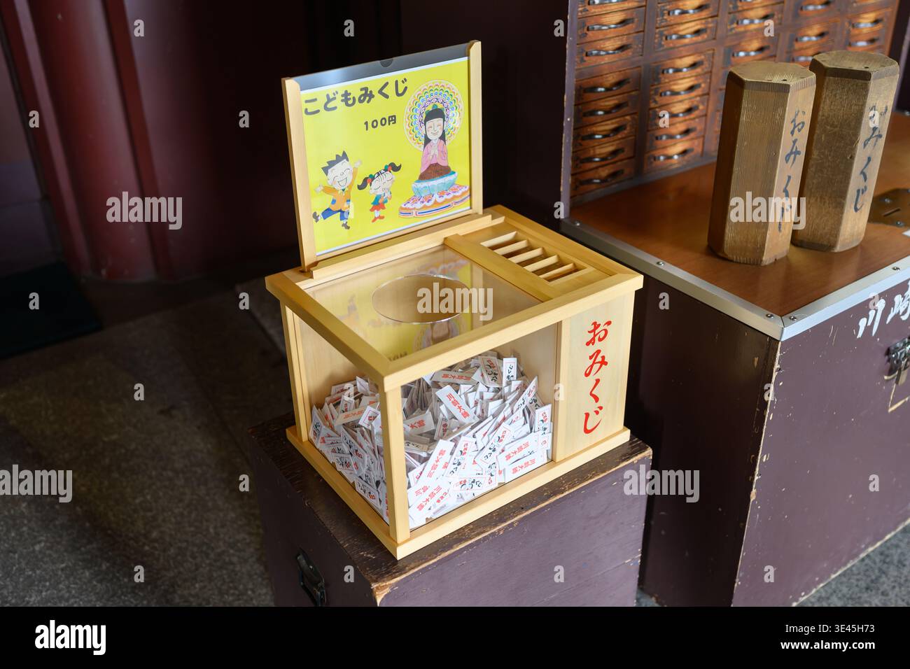 Kodomo Omikuji (O-mikuji) Fortune Box für Kinder in einem Tempel - Kawasaki, Kanagawa, Japan - 11. November 2025 Stockfoto