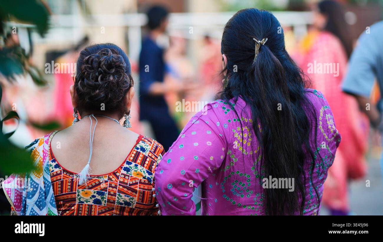 Indische Frauen feiern das Ganesh Chaturthi Festival und tragen traditionelle Kleidung in einer Menge Stockfoto