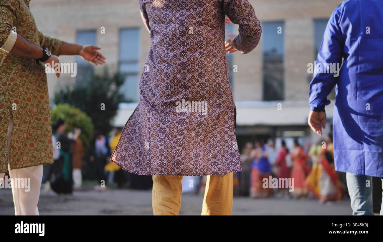Männer in traditionellen Kurtas, die Ganesh Chaturthi mit tanzender Menge feiern Stockfoto