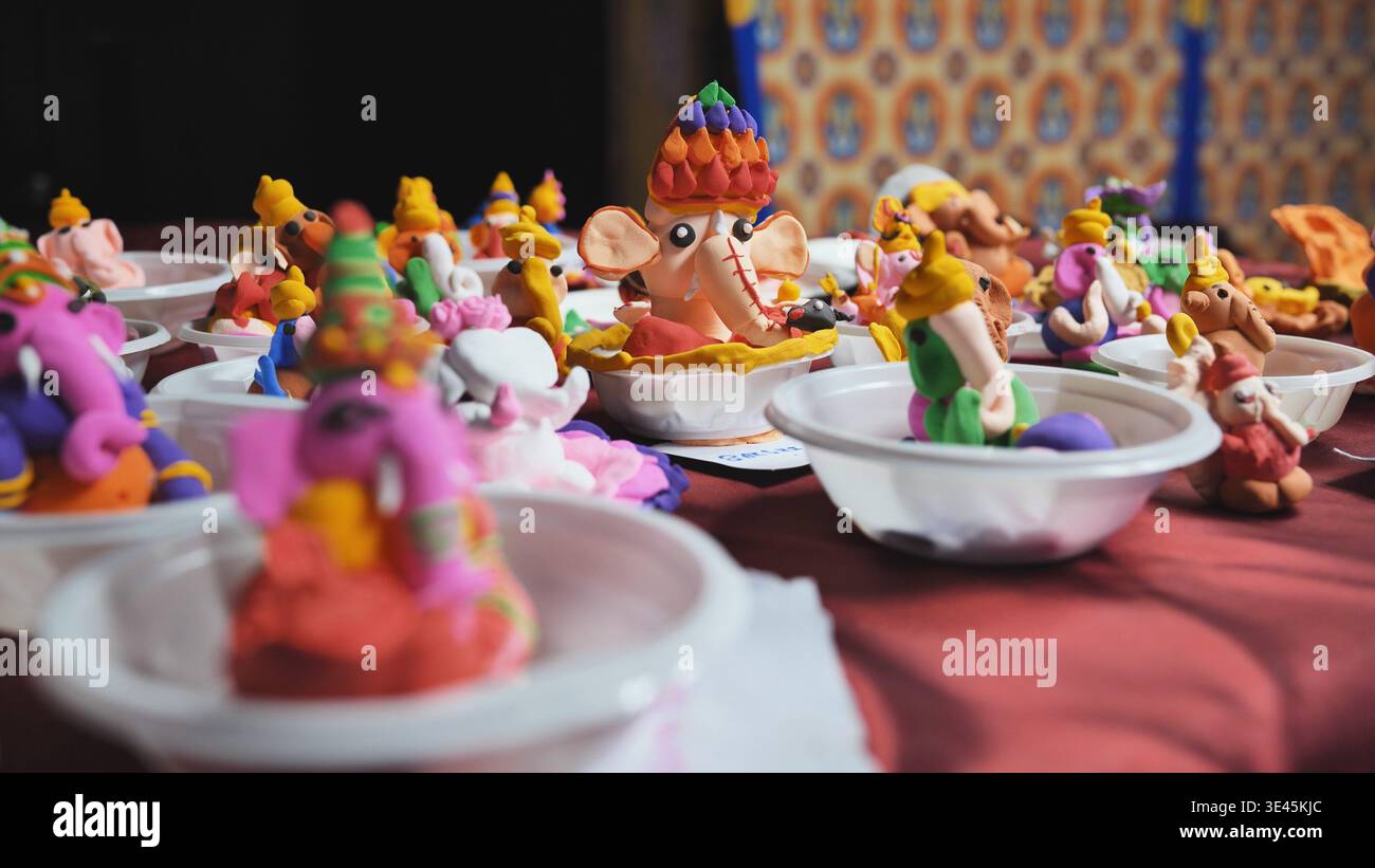 Hausgemachte Ton-Ganesha-Idole feiern das Ganesh Chaturthi Festival in Indien Stockfoto