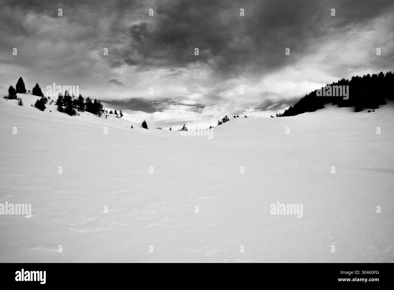 Bedrohliche Wolken auf dem Sattel der Porta Manazzo in der Nähe von Cima Larici auf dem Hochplateau Asiago, Vicenza, Italien Stockfoto