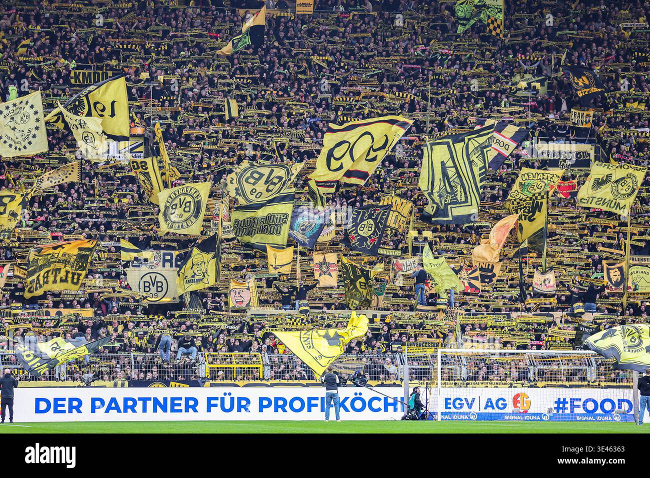 1. Bundesliga - Borussia Dortmund - HSV Hamburg am 21.03.2026 im Signal Iduna Park in Dortmund die Borussia Dortmund Fans auf der Südtribüne / Südtribüne mit Schals-Parade und Fahnen Foto: Osnapix / Marcus Hirnschal DFL Stockfoto
