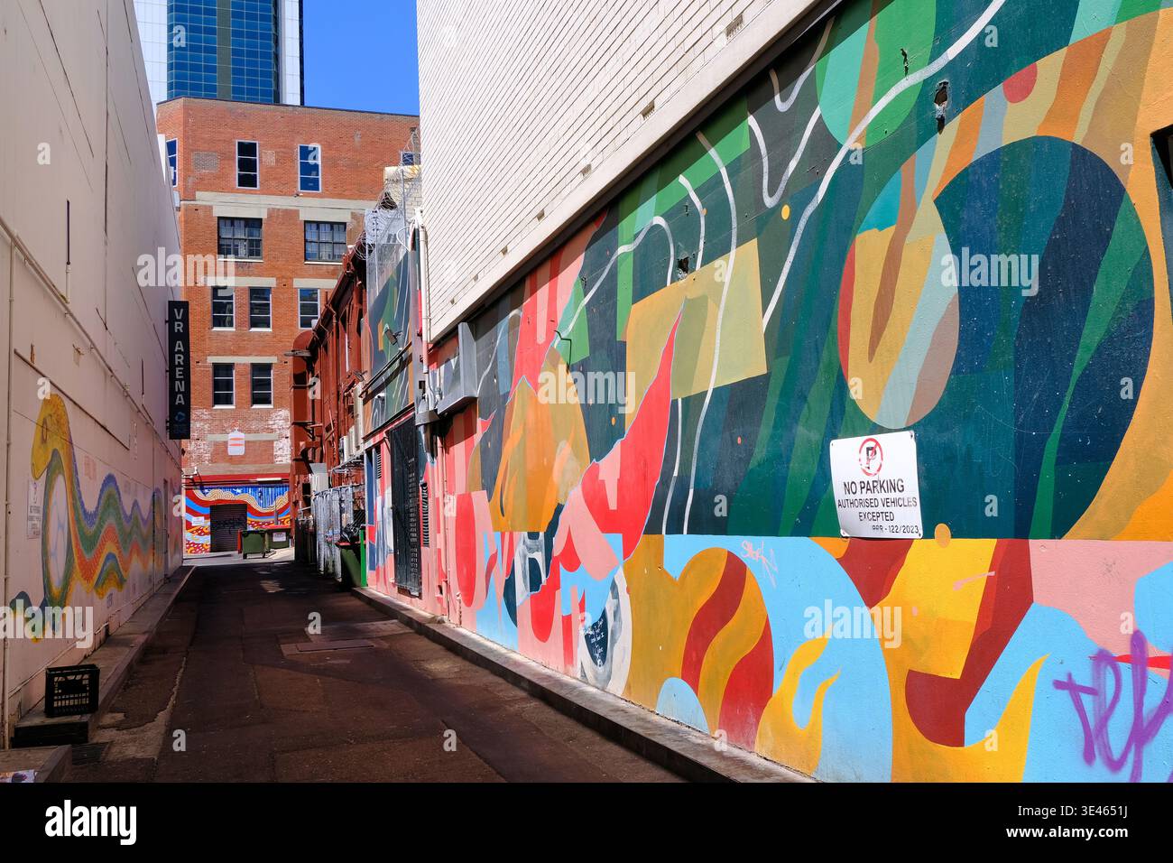 Central Perth: „Waargyl Rainbow Serpent“-Wandgemälde von Lance Chadd und Trish Robinson und „Untold Stories“ von Andrew Frazer in der Moolap-Kanana Lane Stockfoto