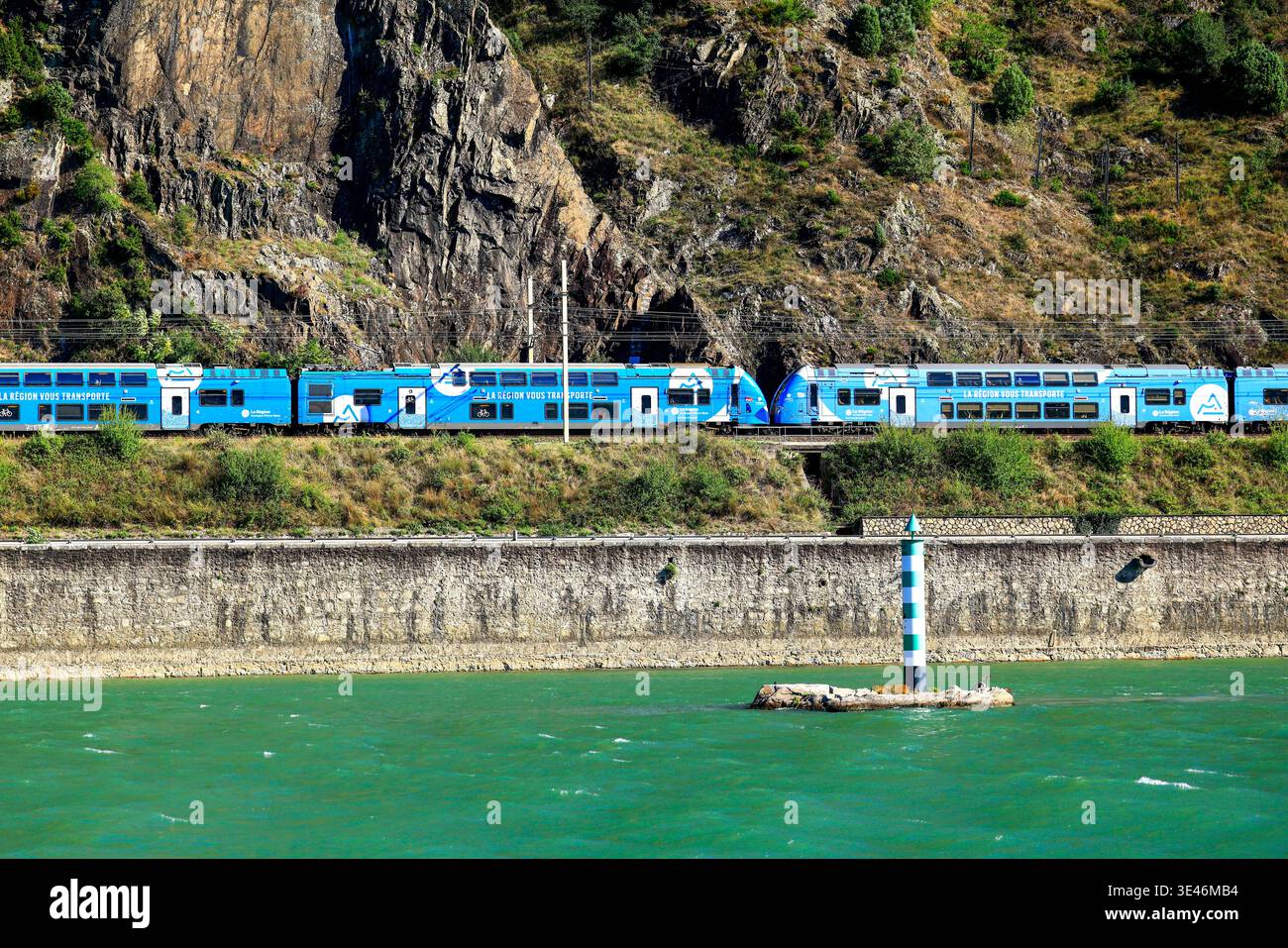 Frankreich, Drome, Tain l'Hermitage, Eisenbahn, TER-Zug und Rhone Stockfoto