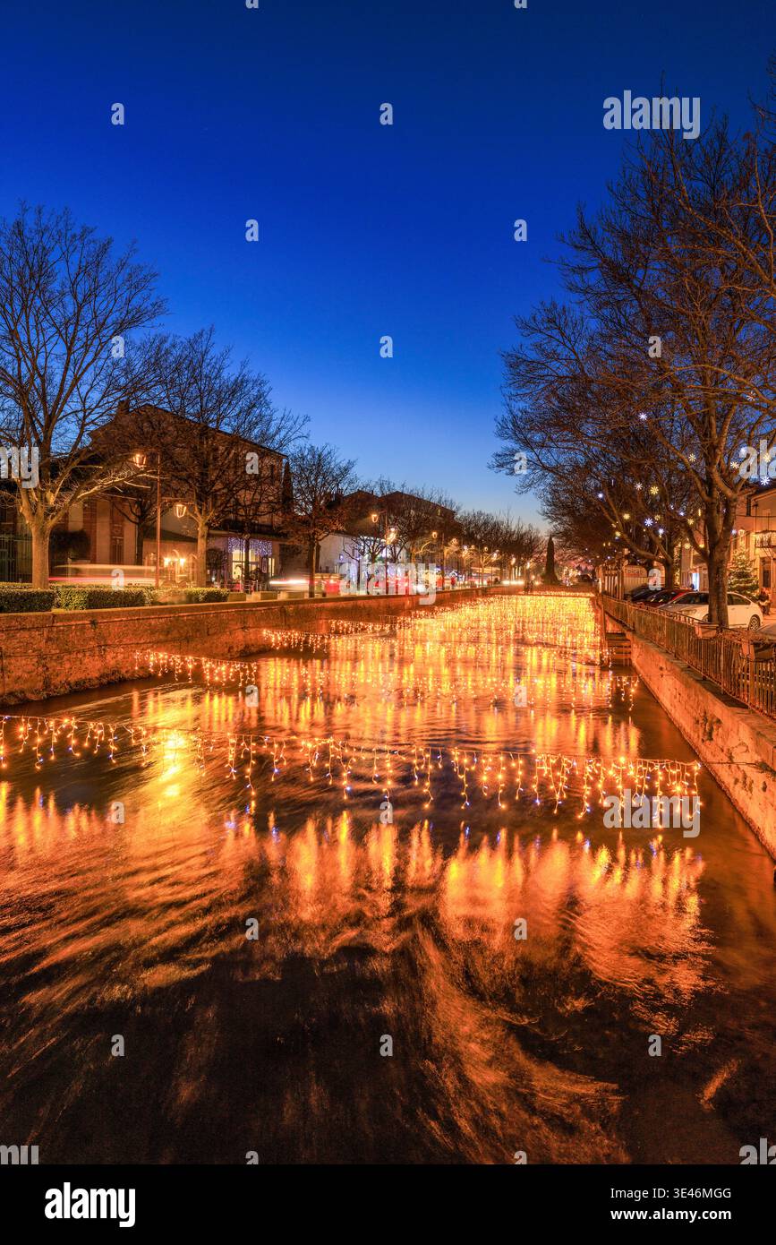 Frankreich, Vaucluse, L'Isle sur la Sorgue, Fluss Sorgue, Weihnachtsbeleuchtung von Blachere Illumination Stockfoto