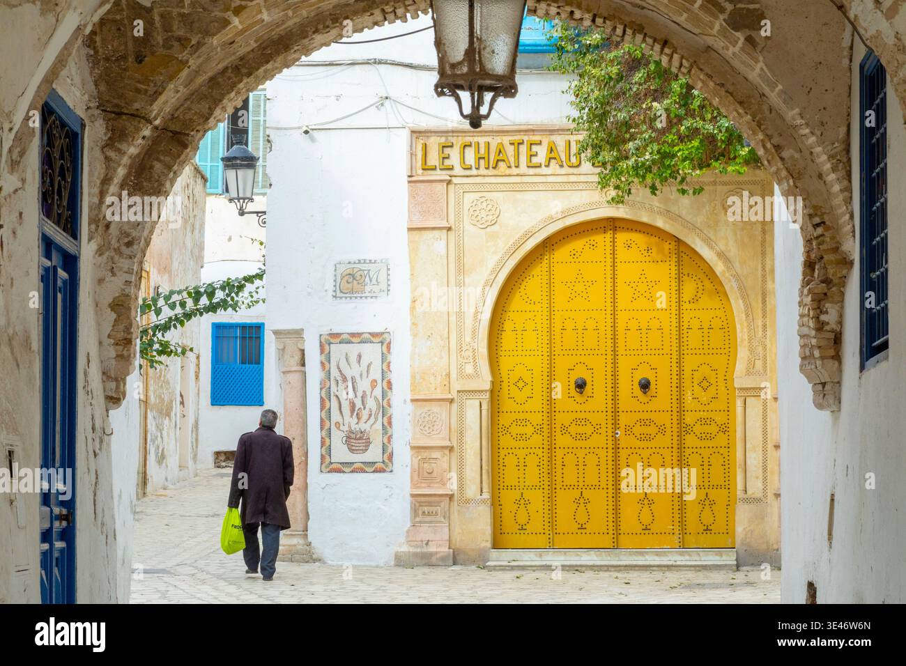 Tunesien, Tunis, Medina, die von der UNESCO zum Weltkulturerbe erklärt wurde, Eingangstor zum Schloss Medina (Café und Ausstellungsraum) Stockfoto