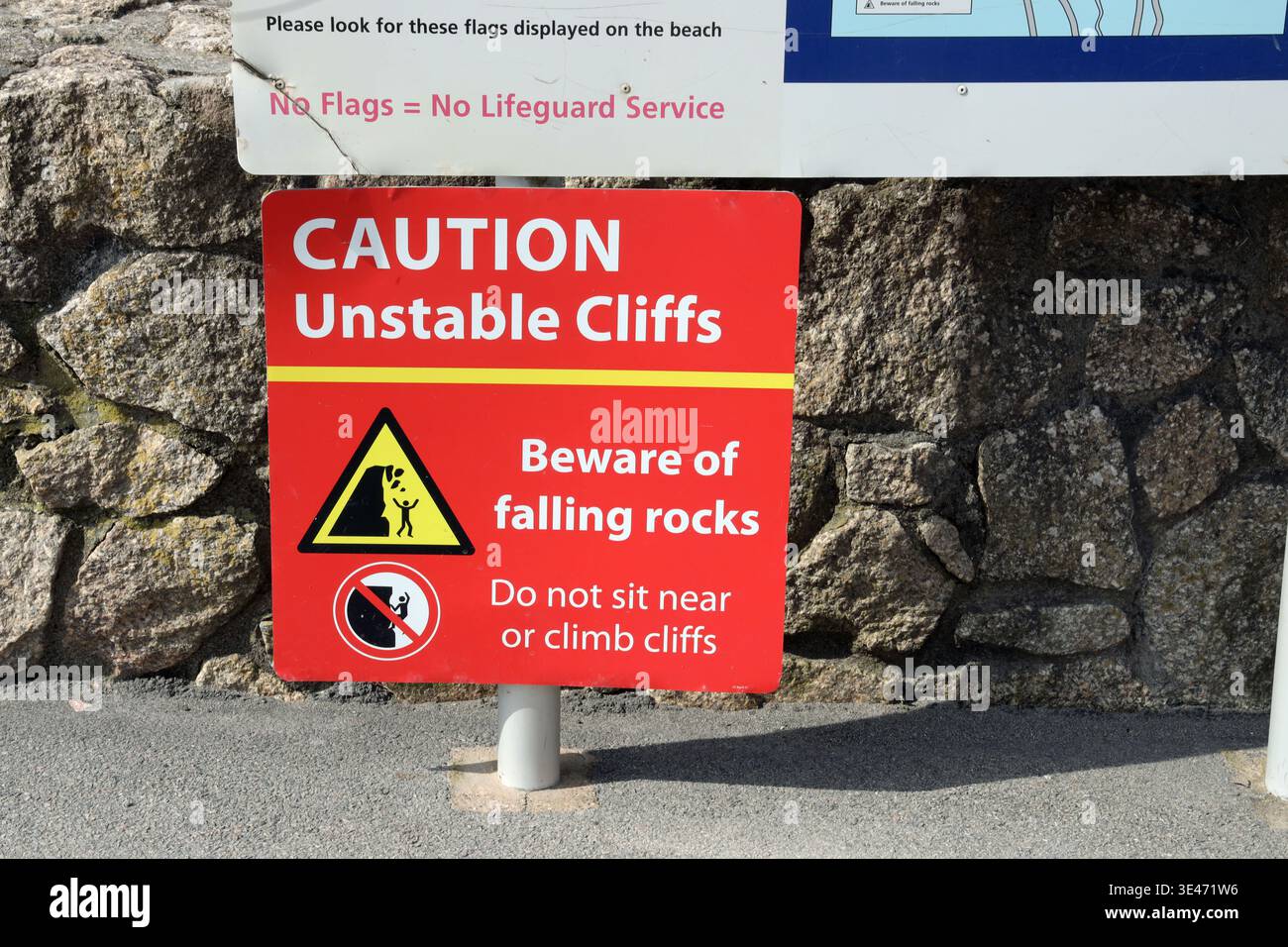 Hellrotes Warnschild für instabile Klippen hinter dem Seaton Beach im Süden Cornwalls. Stockfoto
