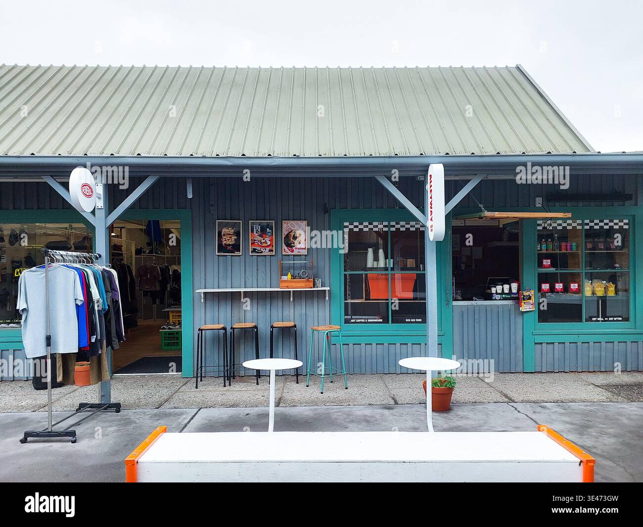 Wanaka, Neuseeland: Boutiquen und minimalistisches Café vor dem historischen Cluden House Steingebäude im zentralen Viertel. Stockfoto