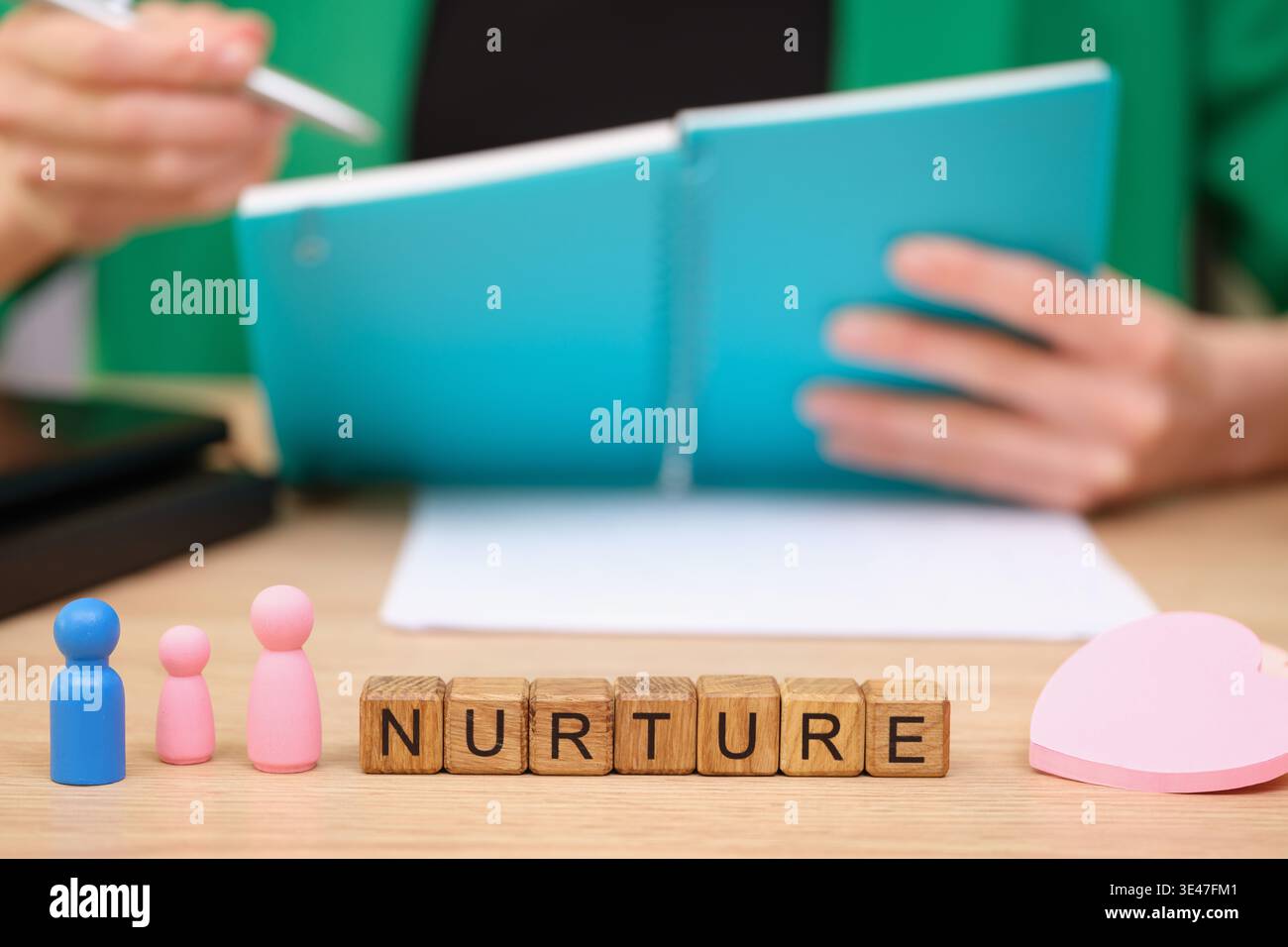 Kreativer Lernmoment in einer pflegenden Umgebung mit farbenfrohen Figuren und inspirierenden Worten Stockfoto