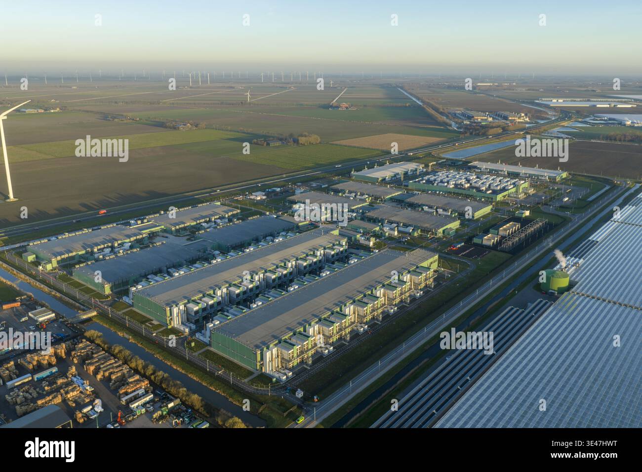 Luftaufnahme eines modernen Rechenzentrums komplexe Verarbeitung großer Datenmengen, Integration von Technologie und erneuerbarer Windenergie in einer Landwirtschaft Stockfoto