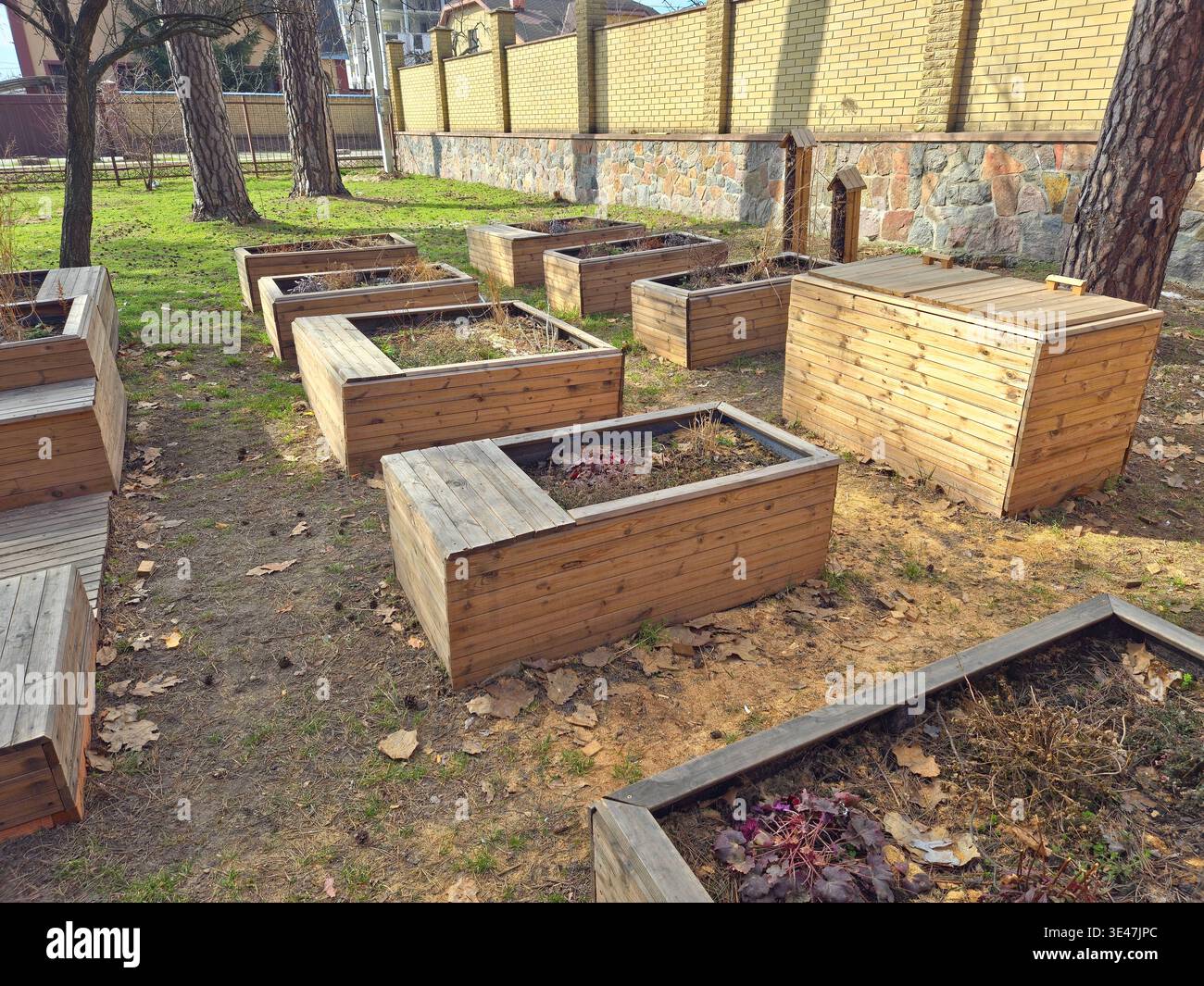Biodiversität und Bestäuberförderung im nachhaltigen Schulgarten. Umweltbildungskonzept mit Insektenhabitat und Gartenbeeten - Smartphone-aufgenommenes Stockfoto