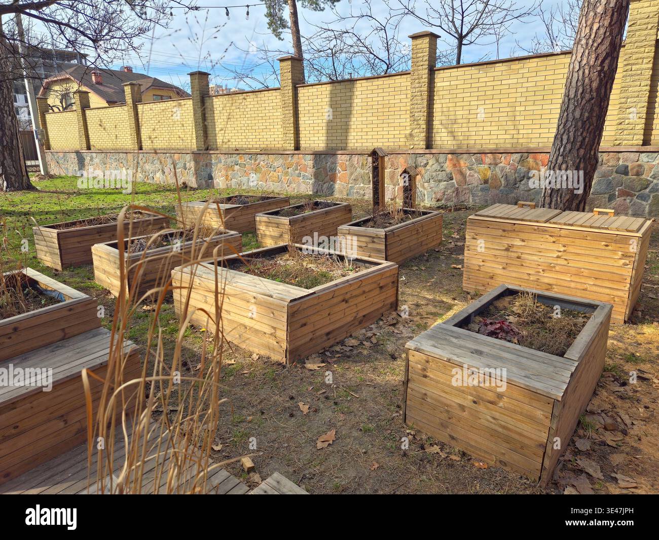 Biodiversität und Bestäuberförderung im nachhaltigen Schulgarten. Umweltbildungskonzept mit Insektenhabitat und Gartenbeeten - Smartphone-aufgenommenes Stockfoto