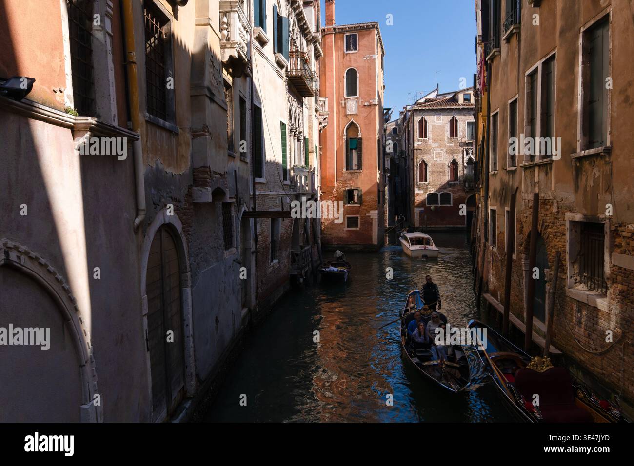 Blick auf einen venezianischen Kanal mit historischen Gebäuden und Gondel auf dem Wasser. Venedig, Italien Stockfoto