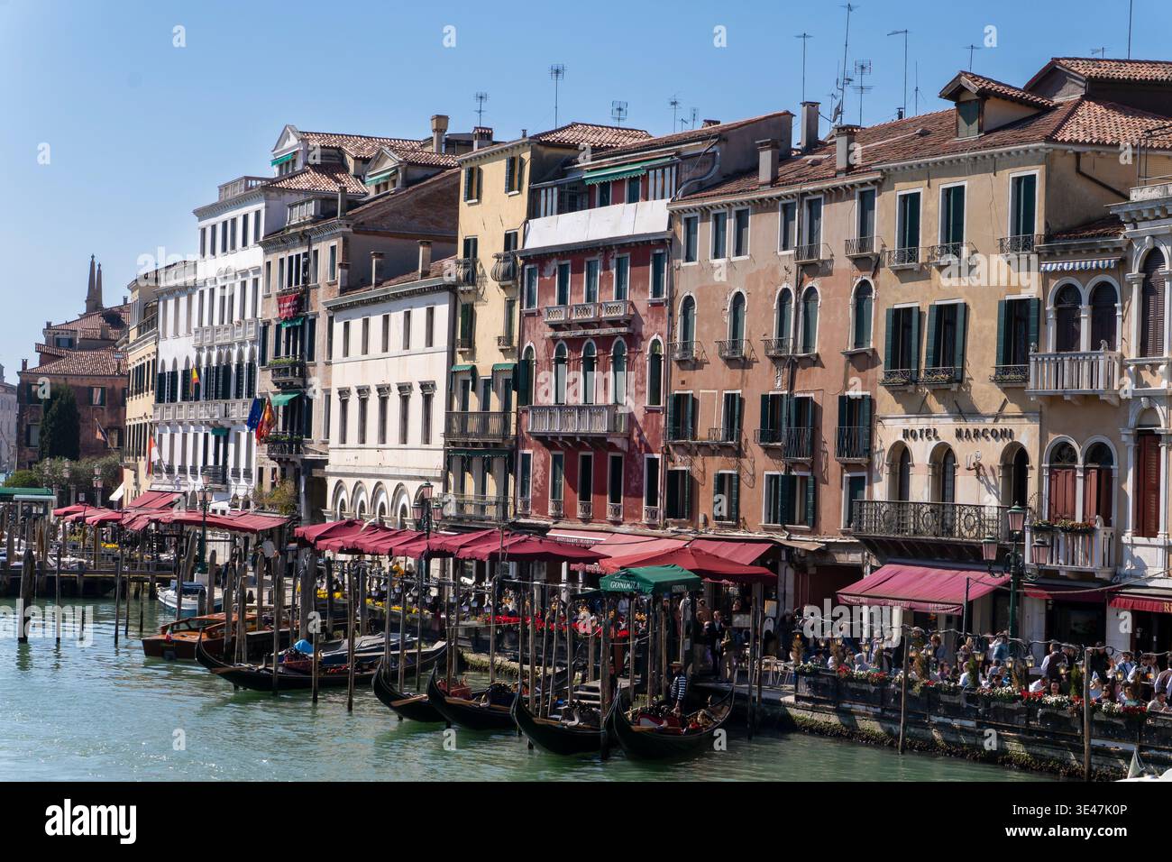 Wunderschöne venezianische Mietshäuser entlang des Canal Grande in Venedig und venezianische Gondeln, Italien Stockfoto