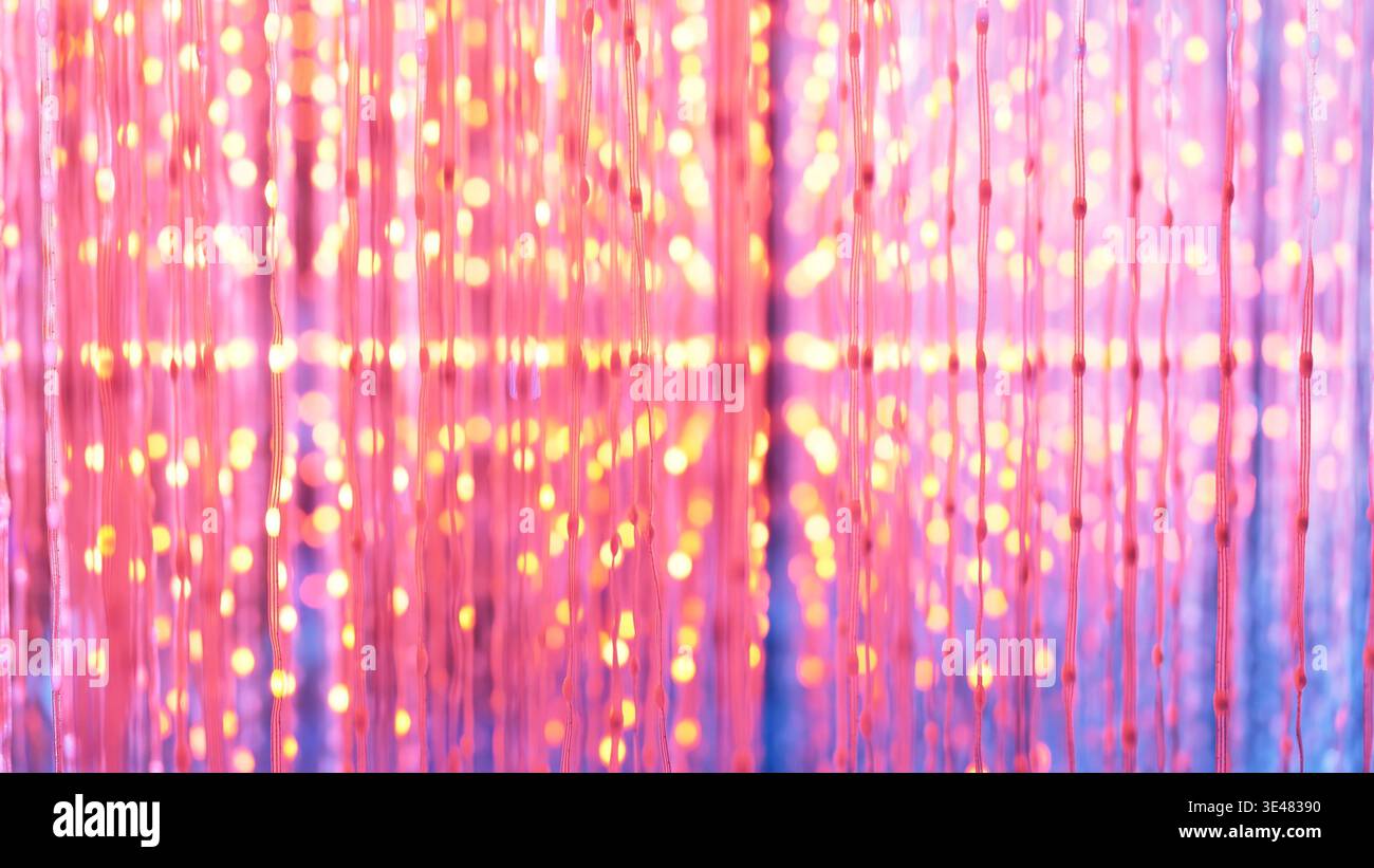 Leuchtende rosa und gelbe Bokeh-Lichter schaffen einen abstrakten festlichen Hintergrund Stockfoto