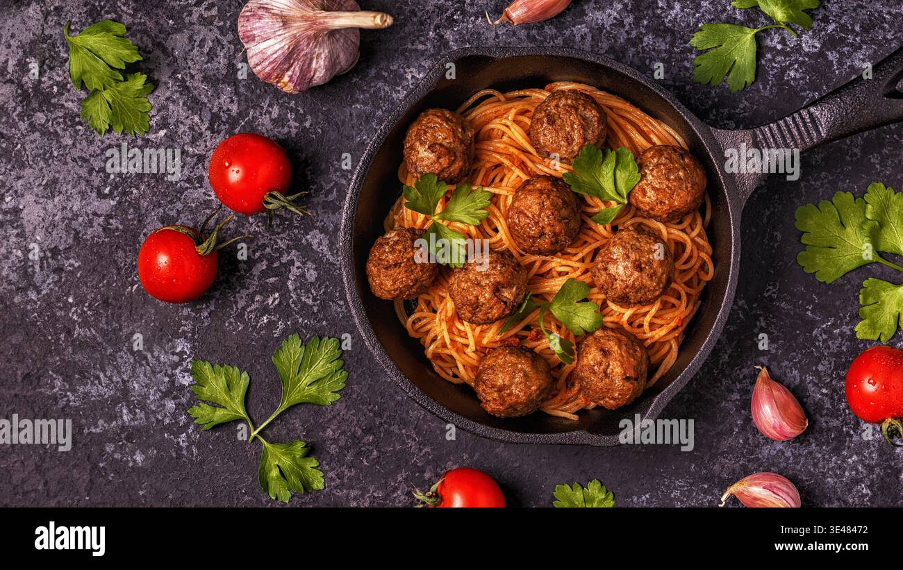 Gebratene Fleischbällchen mit Spaghetti. Ansicht von oben, kopieren. Stockfoto