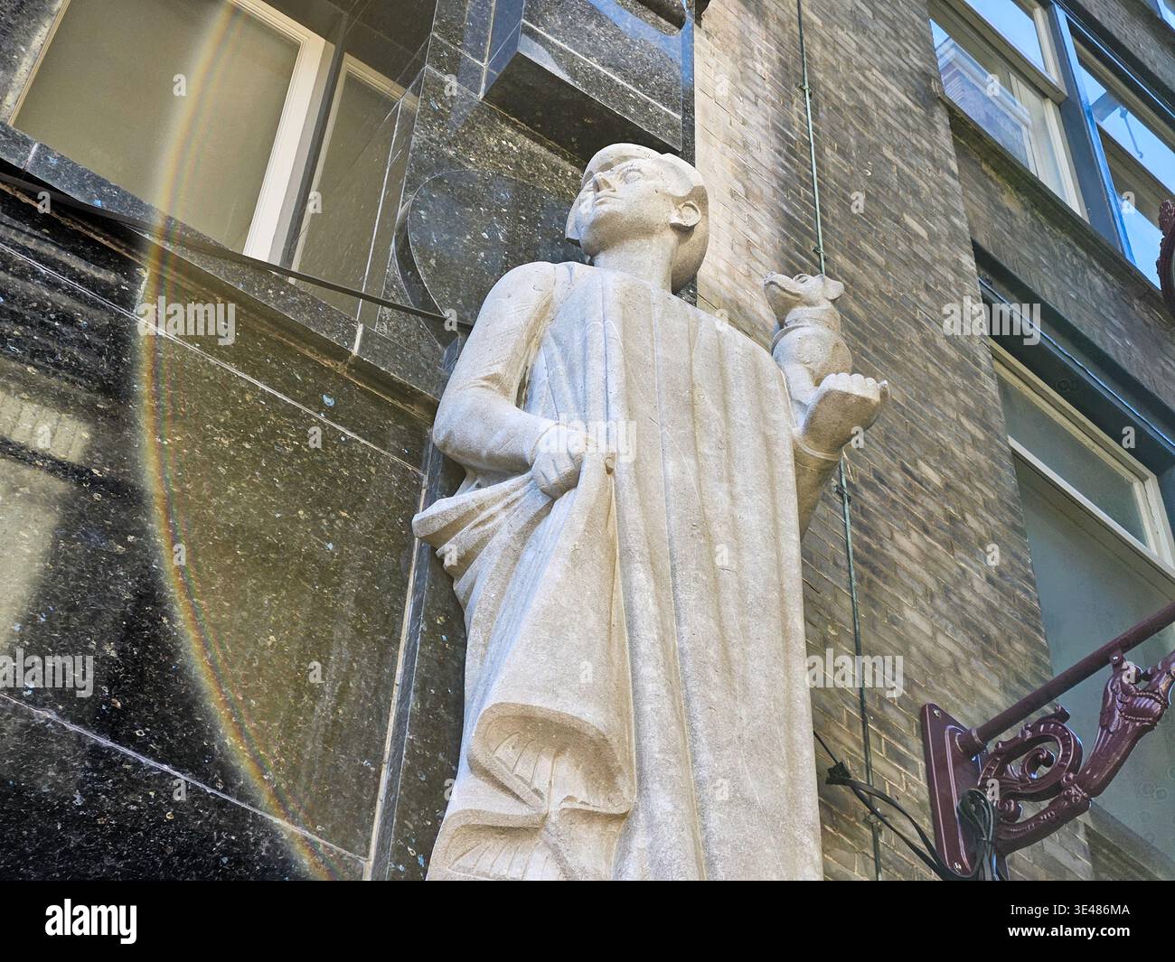 Frau hält eine Hundestatue in Amsterdam Stockfoto