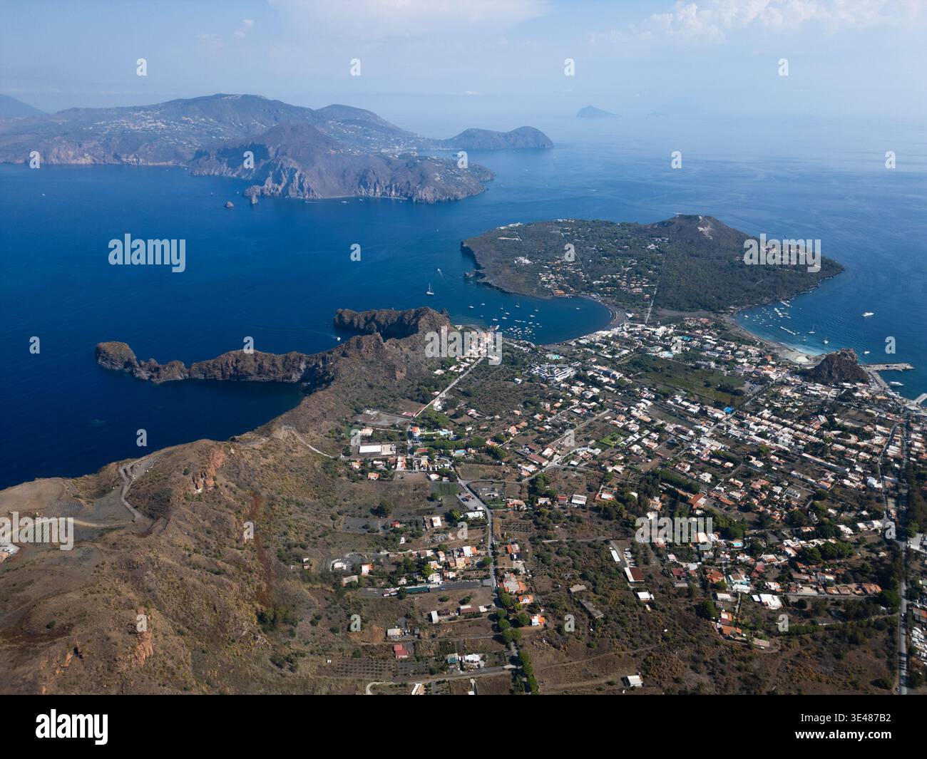 Luftaufnahme der vulkanischen Landschaft und Küstenstadt Vulcano auf den Äolischen Inseln Sizilien, Italien. Stockfoto