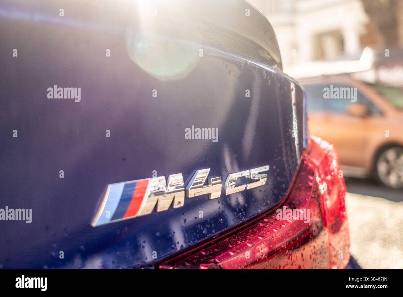 LONDON – 4. FEBRUAR 2026: Nahaufnahme des BMW M4 CS-Emblems auf einem nassen Auto mit Regentropfen Stockfoto
