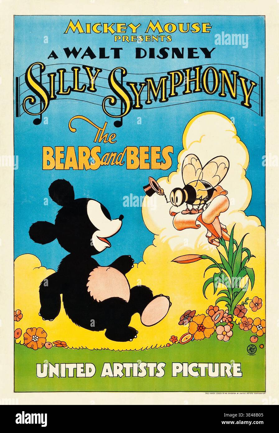 Dieses einblättrige Filmposter aus dem Jahr 1932 wirbt für Walt Disneys „Silly Symphony“-Zeichentrickfilm „die Bären und Bienen“. Es zeigt ein stilvolles, Mickey-Maus-ähnliches Bärenjunge, das eine Biene in einer Blume ansieht, mit „Mickey-Maus-Präsenten“. Stockfoto