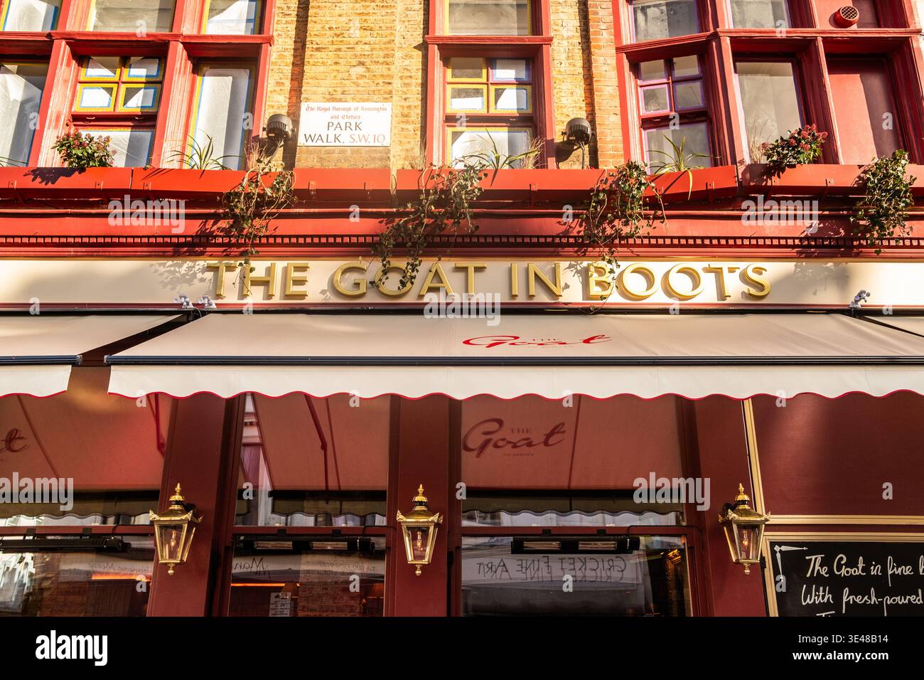 LONDON – 4. FEBRUAR 2026: The Goat in Boots Traditional Pub an der Fulham Road SW10 Stockfoto