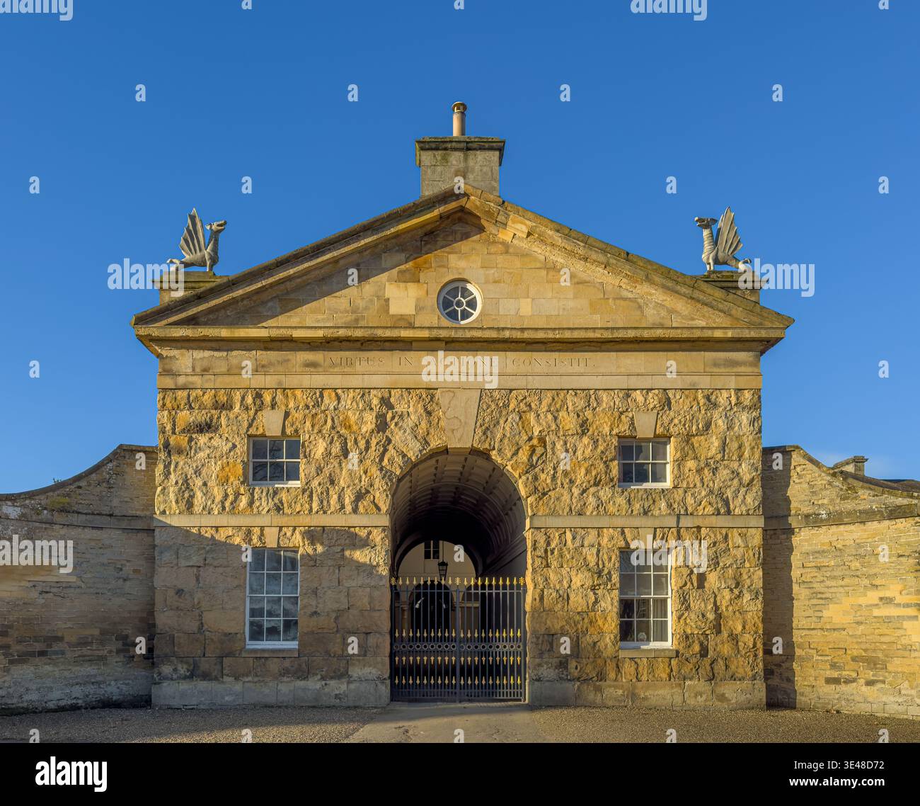 Außenfassade der Hovingham Hall von der Church Street aus gesehen. Hovingham, North Yorkshire. UK Stockfoto