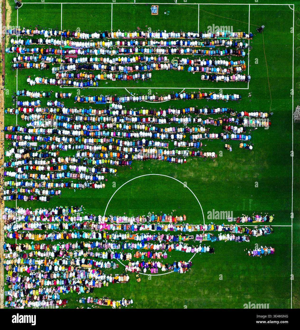Lagos, Nigeria - 20. März 2026: Aus der Vogelperspektive eines lebhaften Treffens auf einem üppig grünen Fußballfeld, ein Wandteppich aus farbenfroher Kleidung gegen das helle Stockfoto