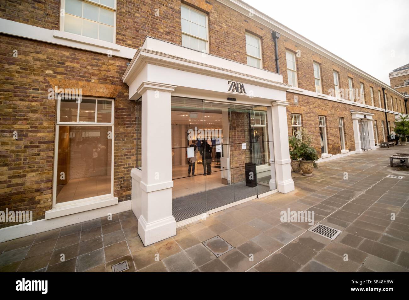 LONDON - 9. FEBRUAR 2026: Eingang zum Zara Store am Duke of York Square an der King's Road Chelsea SW3 Stockfoto