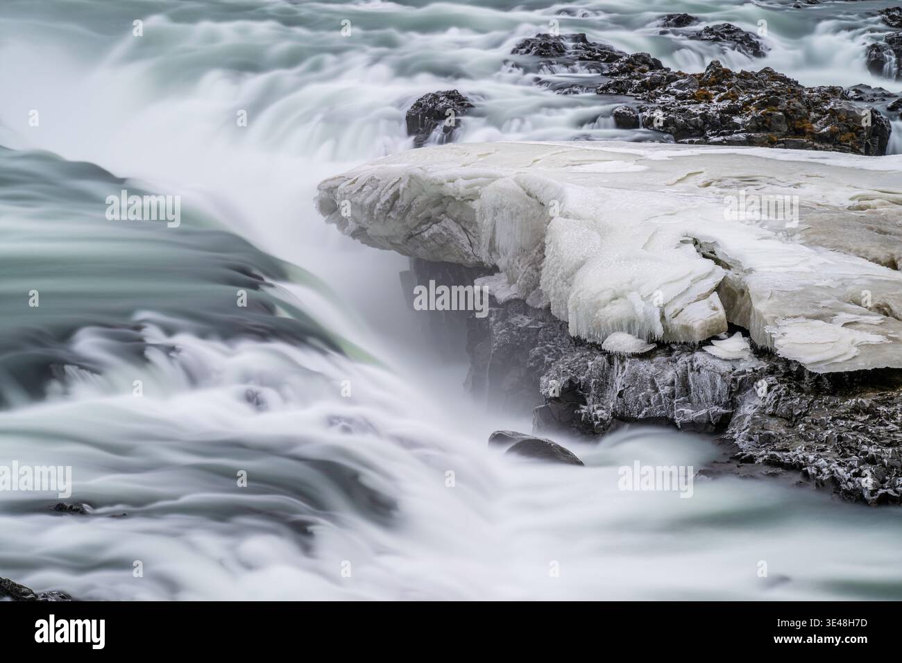 Eisige Landschaft mit Eisfelsen im Wasserfall Stockfoto