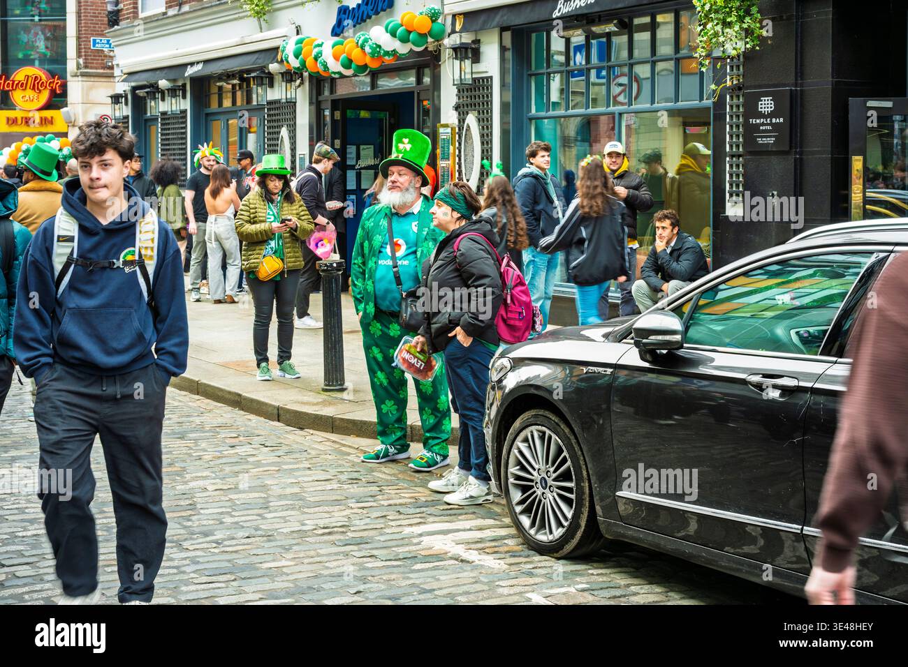 Mann in grünem Shamrock-Anzug und Top-Hut auf der Fleet Street Dublin für die Feierlichkeiten zum St. Patrick's Day. Stockfoto