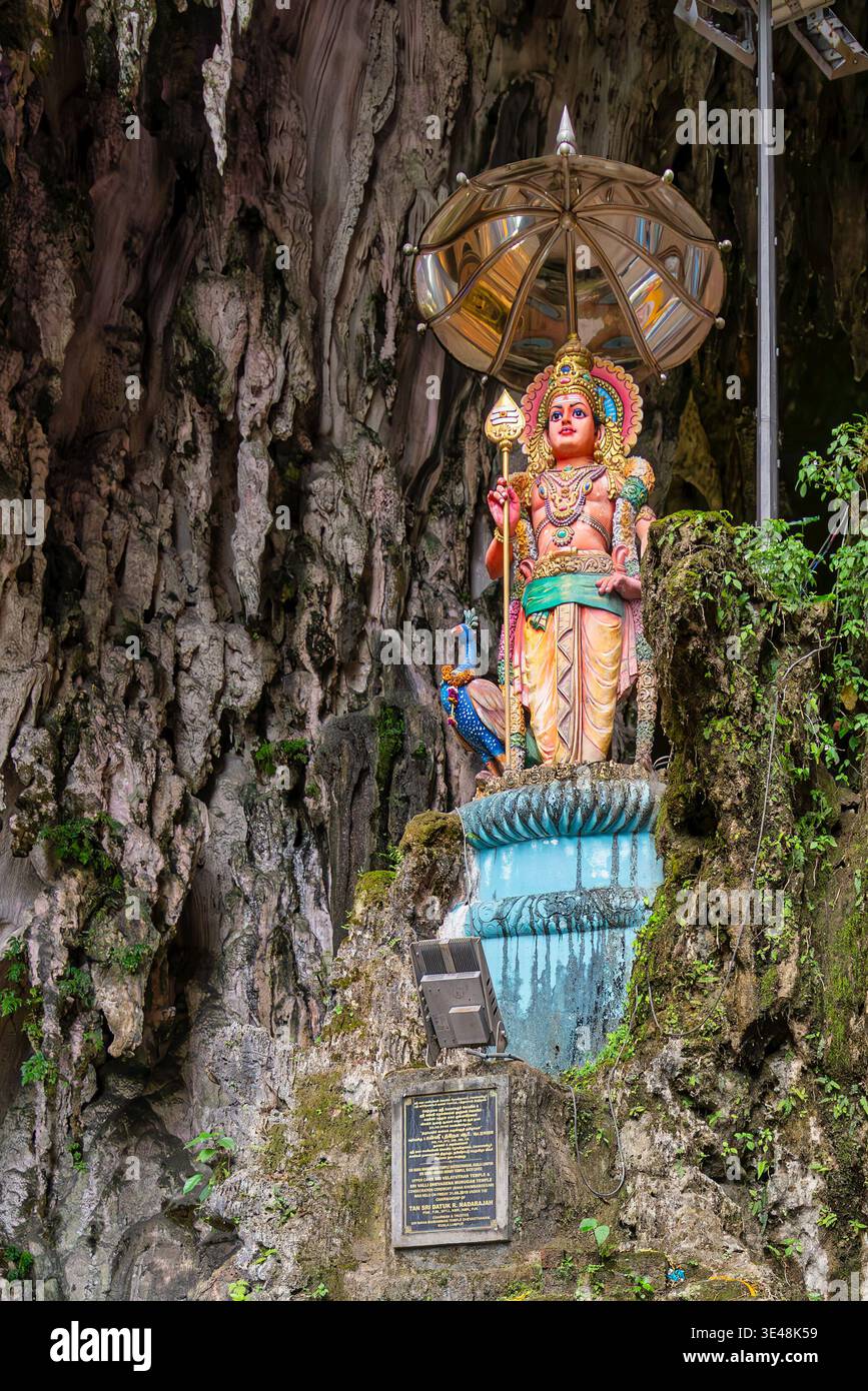 Kuala Lumpur, Malaysia - 18. Februar 2025: In den Batu Caves, einer lebendigen Lord Murugan Statue mit einem Pfau, eingebettet in die natürliche Kalksteinhöhle Stockfoto