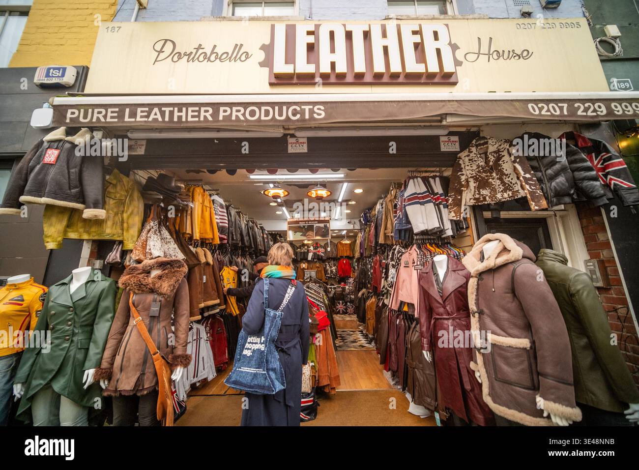 LONDON - 26. FEBRUAR 2026: Portobello Leather House Lederjacken und -Mäntel Portobello Road Notting Hill Stockfoto