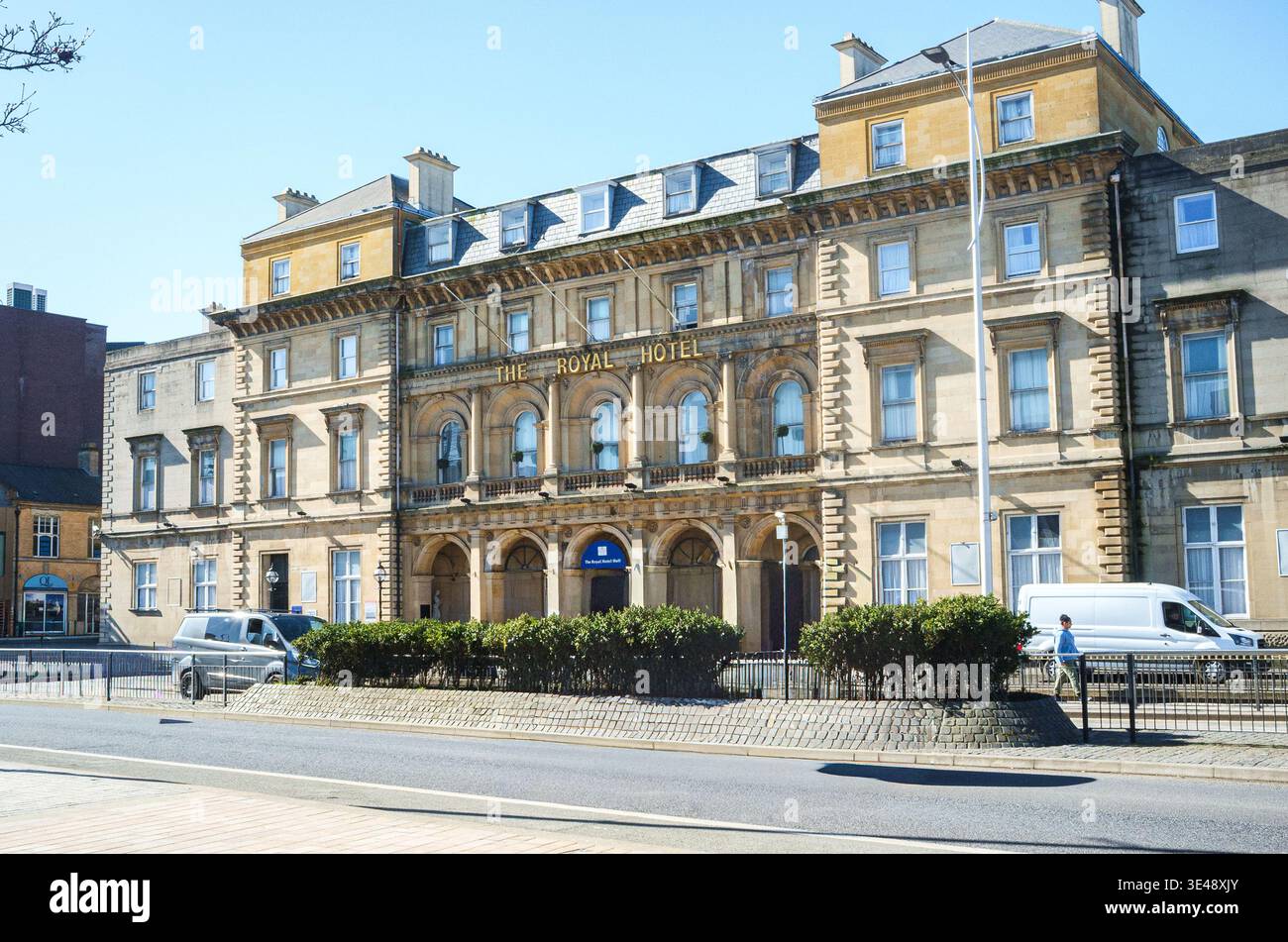 Das Hull Royal Hotel ist ein 3-Sterne-Hotel, das Teil der Brittanica-Hotels ist. In einem Gebäude der II. Klasse untergebracht, wurde es früher für Asylsuchende genutzt. Stockfoto