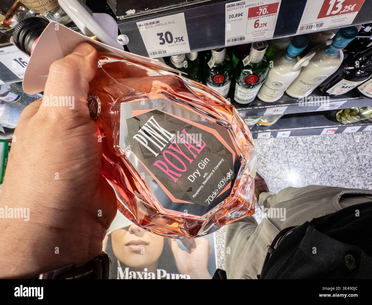 VALENCIA, SPANIEN - 5. APRIL 2025: Nahaufnahme einer Pink Royal Dry Gin Flasche in einem Supermarkt in Valencia, Spanien. Pink Royal ist ein britischer Gin f Stockfoto