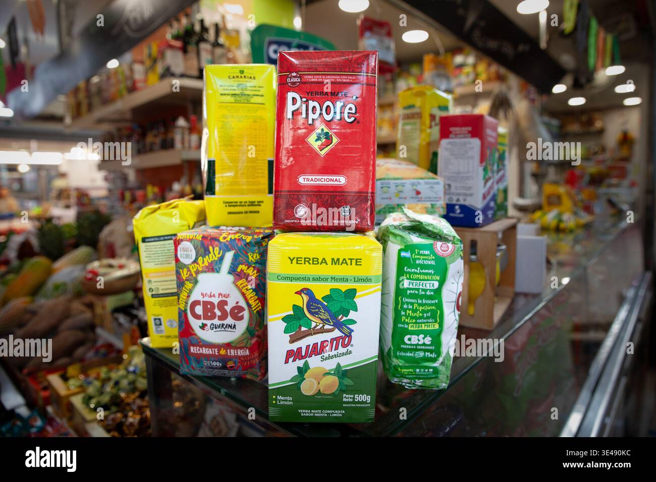 VALENCIA, SPANIEN - 10. APRIL 2025: Verschiedene Yerba Mate Pakete zum Verkauf auf einem Valencia Markt, mit Marken, Mischungen und Aromen der traditionellen so Stockfoto