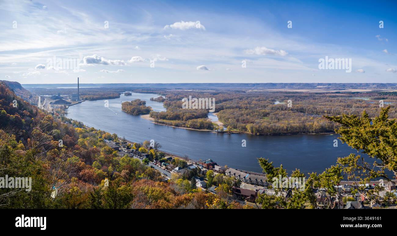 Alma Wisconsin blickt über den Mississippi River in Richtung Minnesota Stockfoto