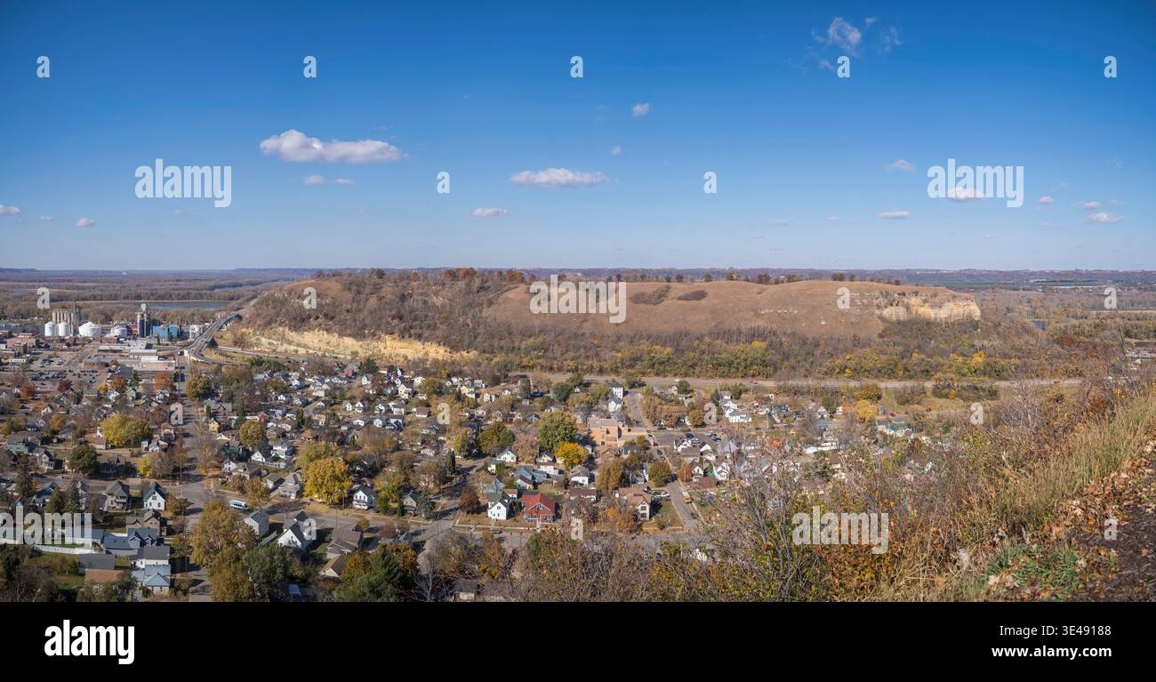 Blick auf Red Wing, Minnesota mit Blick auf Wisconsin vom Colvill Park mit Kornelevatoren auf der linken Seite und Barn Bluff auf der rechten Seite. Stockfoto