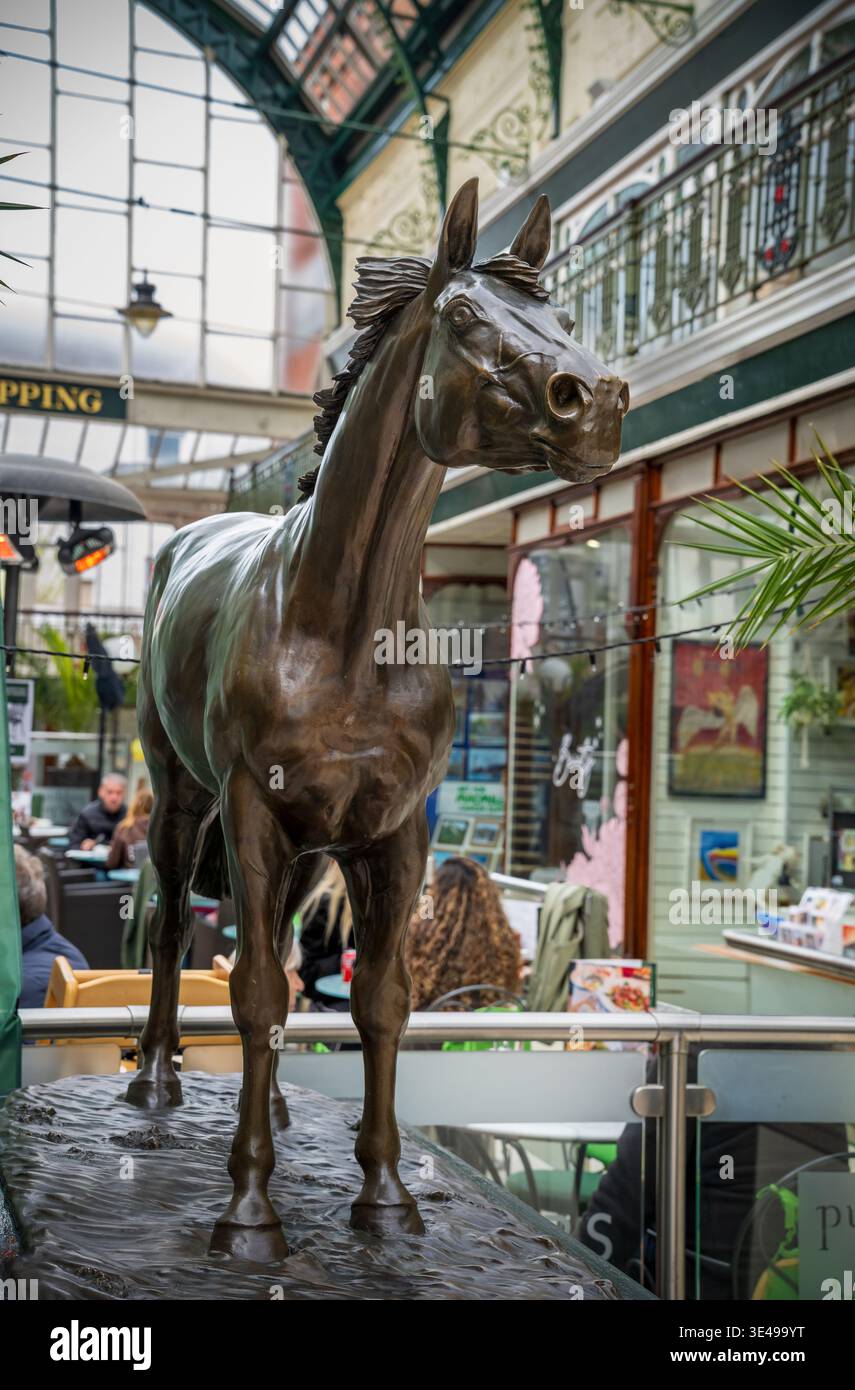 Bronzestatue des legendären dreimaligen Grand National Siegers Red Rum in der Wayfarers Arcade in Southport. Die Skulptur war Lady Annette Yarrow. Stockfoto