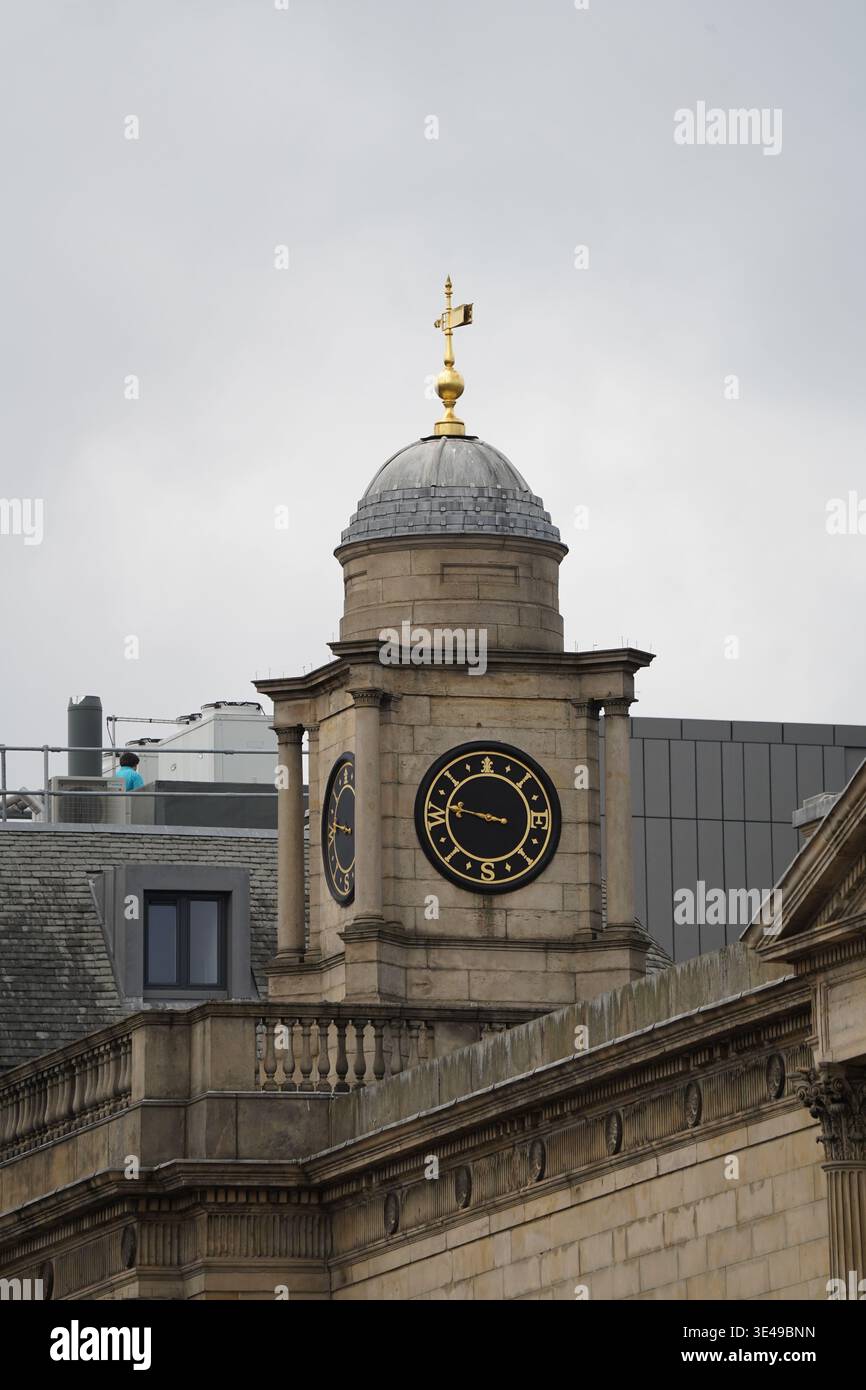 Historischer Uhrenturm aus Stein des General Register House mit markantem schwarz-goldenen Zifferblatt und goldener Wetterfahne in Edinburgh, Schottland. Stockfoto